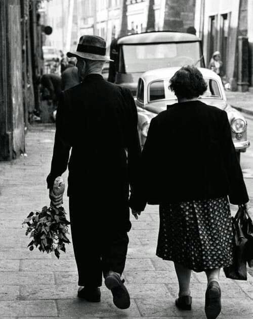 literlandweb1's tweet photo. "Él sólo quería amar. No pedía nada. Nada concreto. La vida tenía que ser algo sencillo; algo que pudiera vivirse como un conjunto de pequeños ritos, indefinidamente repetidos. Ritos al fin y al cabo un poco estúpidos, pero en los que, en el fondo, se pudiera creer".
M Houllebecq