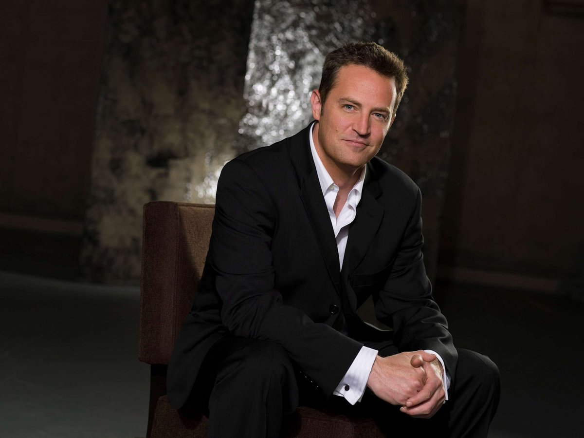 Minxgaming2's tweet photo. Chandler bing was my childhood, the world of entertainment has lost another legend 😢 💔 RIP Mathew Perry #matthewperry #friends https://t.co/DgKWm4uTHu