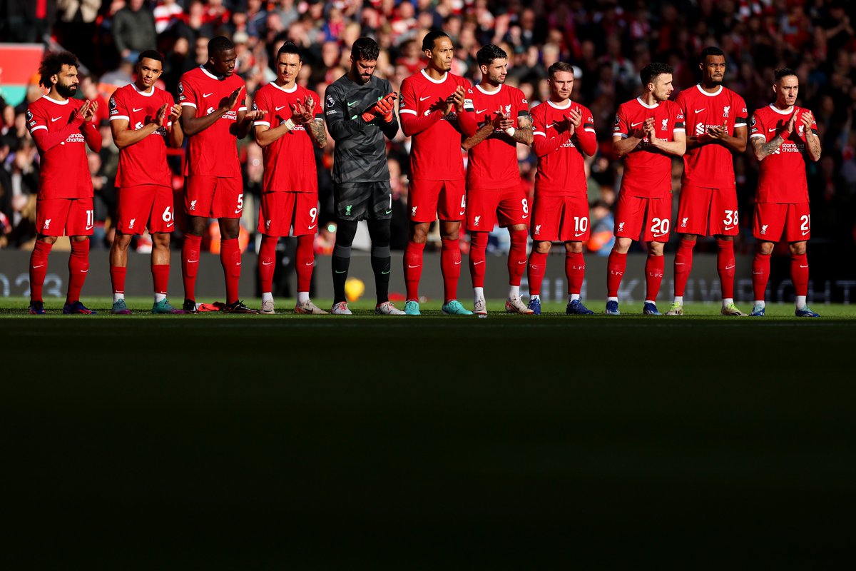 A moment’s applause is held in honour of Sir Bobby Charlton and Bill Kenwright ahead of kick-off ❤️