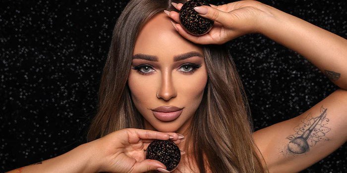 La youtubeuse HoneyBee a sorti une vidéo en partenariat avec Vale Beauty pour Halloween sur les deux films Hocus Pocus. 
Vous pouvez la visionner sous notre tweet !