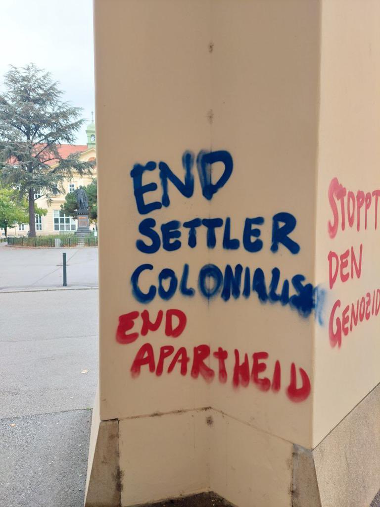 joehwien's tweet photo. Uni Campus mit antisemitischen Diffamierungen („Apartheid“, „Genozid“) beschmiert. Schuldkult und Entlastung, wie man ihn sonst nur von Neonazis kennt („German/Austrian Guilt“). Jüdische Studierende fühlen sich an Universitäten zur Zeit nicht sicher. https://t.co/A7gfMxMSYv