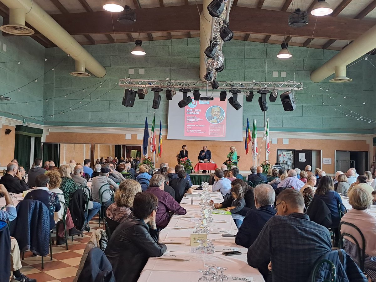 Non possiamo pensare di mandare a casa la destra senza riacchiappare i tanti che non hanno più fiducia in noi e nemmeno in loro. Quel 40 per cento che non vota più, ha perso il segnale radar e spesso corrisponde a chi sta peggio e fa più fatica. 
A pranzo a Campagnola Emilia.