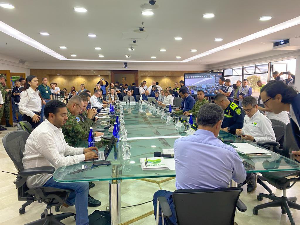 Ejercito_Div7's tweet photo. #AEstaHora | Desde la @GobAntioquia nuestro cdte #GeneralMurillo, participa junto a las demás autoridades en el Puesto de Mando Unificado, el cual se le hace seguimiento a las situaciones que se puedan presentar durante la jornada electoral en el departamento.
#PlanDemocracia2023 https://t.co/jmHR4sa9wL