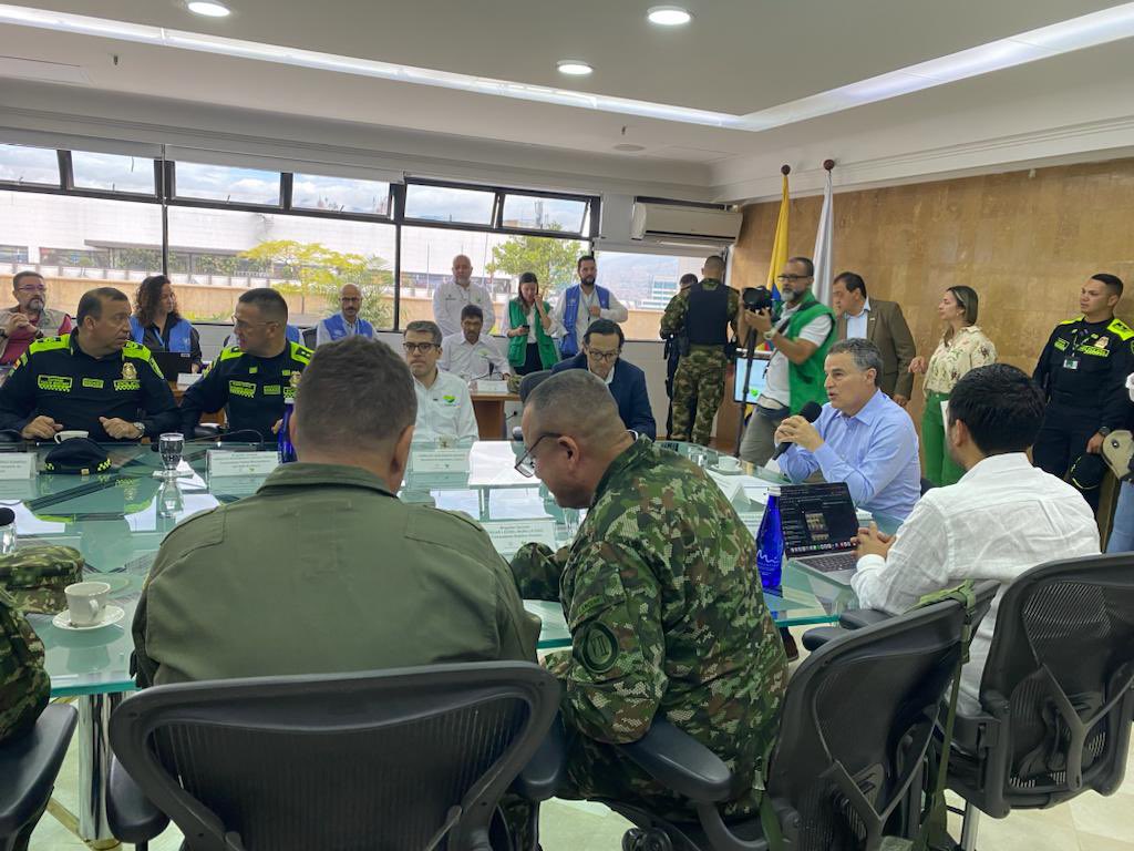 Ejercito_Div7's tweet photo. #AEstaHora | Desde la @GobAntioquia nuestro cdte #GeneralMurillo, participa junto a las demás autoridades en el Puesto de Mando Unificado, el cual se le hace seguimiento a las situaciones que se puedan presentar durante la jornada electoral en el departamento.
#PlanDemocracia2023 https://t.co/jmHR4sa9wL