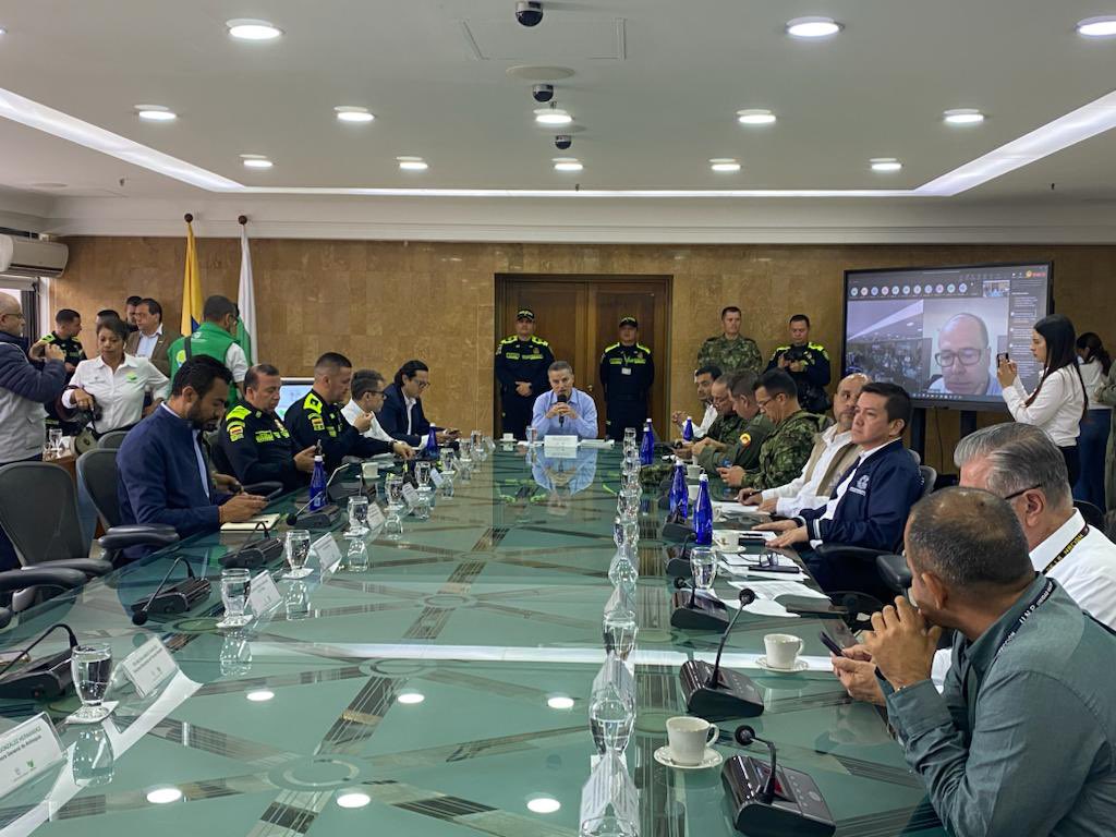 Ejercito_Div7's tweet photo. #AEstaHora | Desde la @GobAntioquia nuestro cdte #GeneralMurillo, participa junto a las demás autoridades en el Puesto de Mando Unificado, el cual se le hace seguimiento a las situaciones que se puedan presentar durante la jornada electoral en el departamento.
#PlanDemocracia2023 https://t.co/jmHR4sa9wL