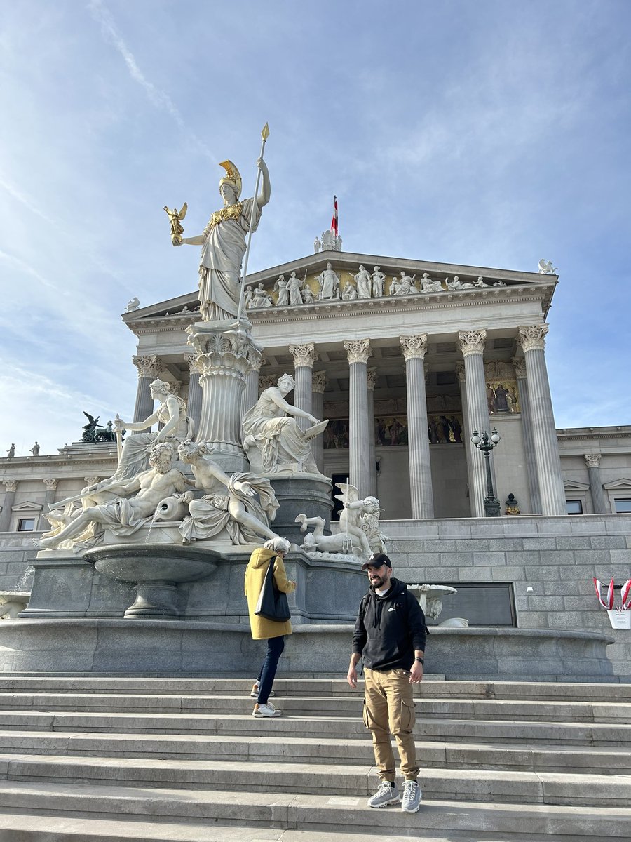 Alguien que sepa de Photoshop o de edición de imágenes me podría quitar a la señora de en medio? 😅 #photoshop