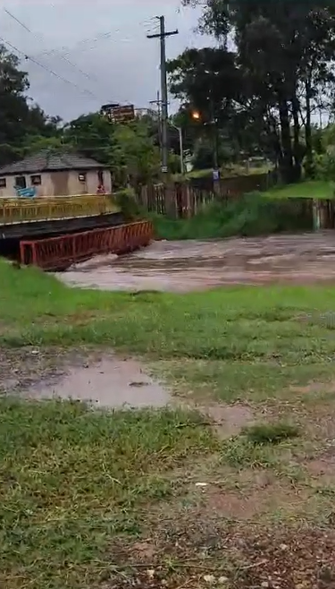 aredeinfo's tweet photo. #CHUVAS ☔ Rio Verde ‘sobe’ e ponte no ‘San Martin’ recebe alerta em Ponta Grossa.
Assista ao vídeo na #notícia do 👉 Portal #aRede. https://t.co/lSqG2PrG6D https://t.co/WncrJA09In