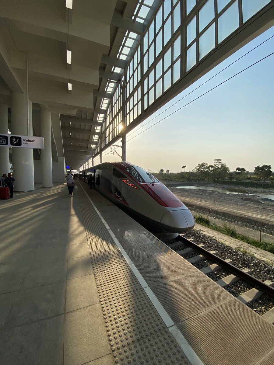 riloop's tweet photo. Amaze bgt sih gw Indo bisa punya bullet train! 🚄🌬️ https://t.co/0PYu7Y0p02