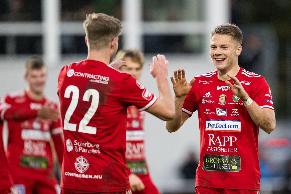 skovdeaik's tweet photo. Skövde AIK besegrar Utsiktens BK hemma på Södermalm inför 1607 personer. Målskyttar: Darrell Kamden Tibell och Filip Schyberg.

🔴⚪️ #skovdeaik #superettan https://t.co/bjw9QZ0uoD