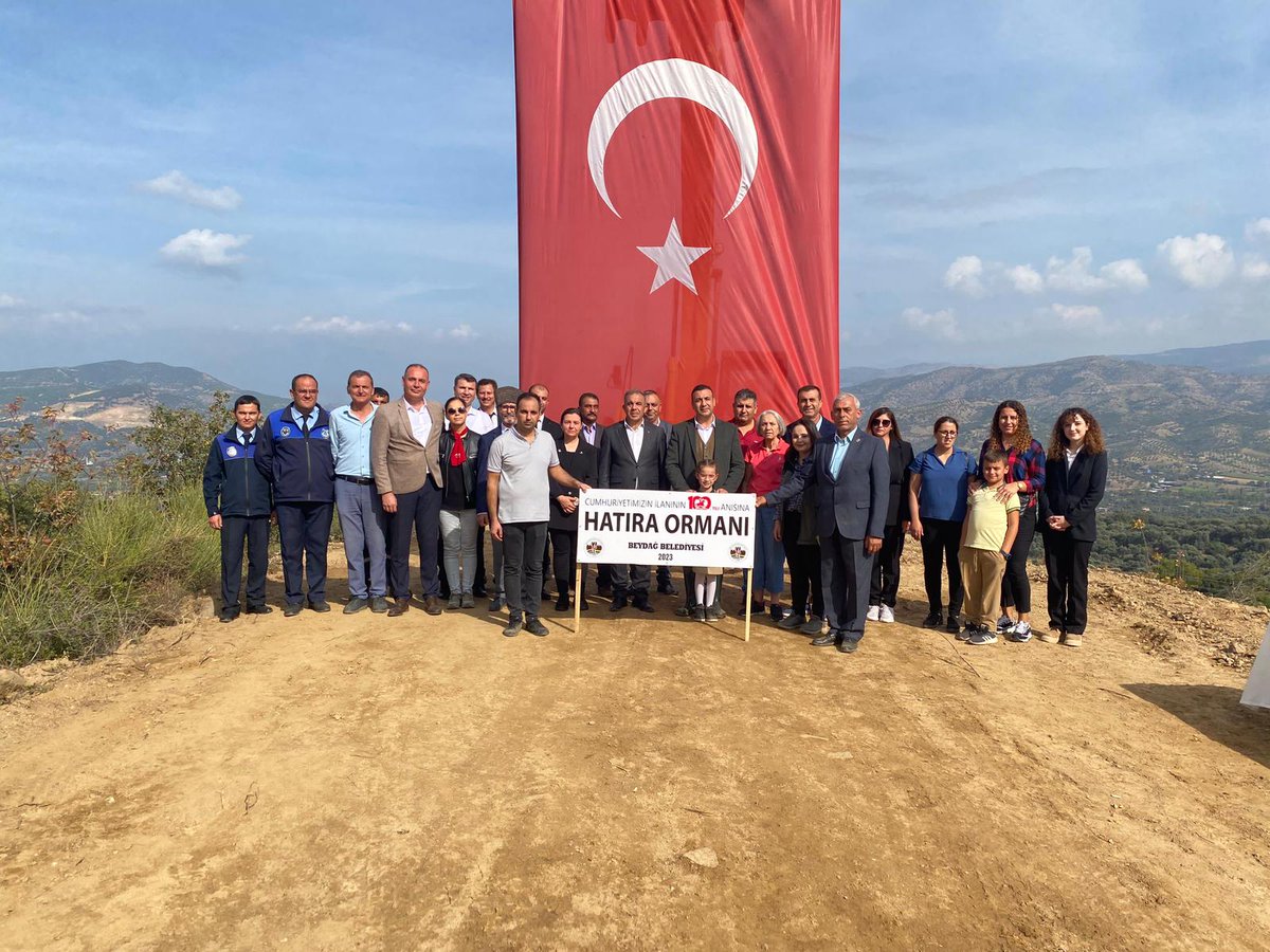 Cumhuriyet Bayramı'mızın 100. yıl dönümü kutlamaları kapsamında Beydağ Belediyemizin
Cumhuriyetimizin 100 yıl  hatıra ormanına Cumhuriyet Halk Partisi Beydağ İlçe Başkanlığı olarak fidan dikme etkinliğine katıldık. Emeği geçen herkese teşekkür ederiz.