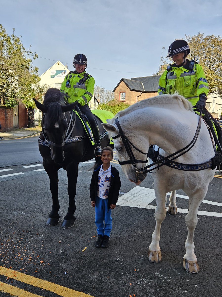 MerPolMounted's tweet photo. It wouldn't be a patrol at Anfield without stopping off to see Ellis pre match!
#StandTall #PHOwen #PHSilver #MatchDayRituals #BiggestYetSmallestFan https://t.co/2wscFU9CD5