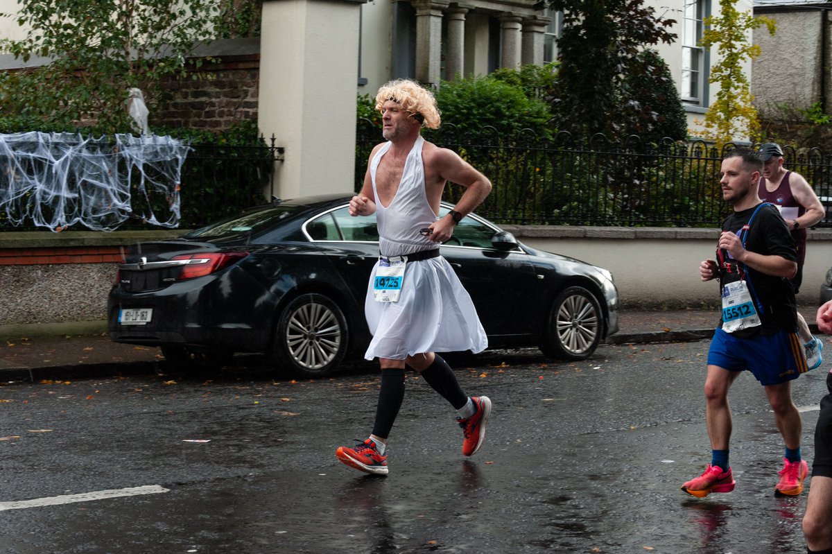 It's not called the friendly marathon without a reason! <a href="/dublinmarathon/">Irish Life Dublin Marathon</a> #dublinmarathon #IrishLifeDublinMarathon