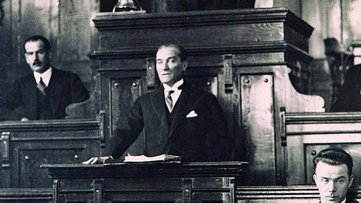 Cumhuriyetimiz 100 Yaşında!

Bir fazilet olarak gördüğümüz cumhuriyetimizin ilan edilişinin 100. yılını kutluyor, başta Gazi Mustafa Kemal Atatürk olmak üzere, Cumhuriyetimizin kuruluşunda emeği geçen devlet insanlarımız ve aziz şehitlerimizi saygı ve rahmetle anıyorum. 🇹🇷