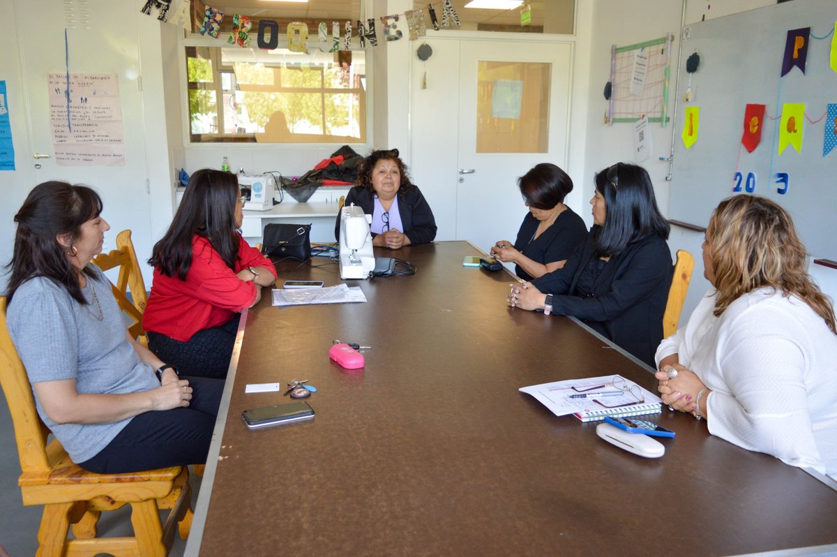 RFlutsch's tweet photo. 🏫 Acompañar a las comunidades educativas requiere estar cerca y fortalecer vínculos. 
En #Andacollo, junto a la directora del Distrito XIV, Gabriela Alcazar y la supervisora de FP, Cecilia Benavídez, estuvimos en el CFP N°16.
#MinisterioGobiernoEducación
#CPE https://t.co/2o0hhf60zA