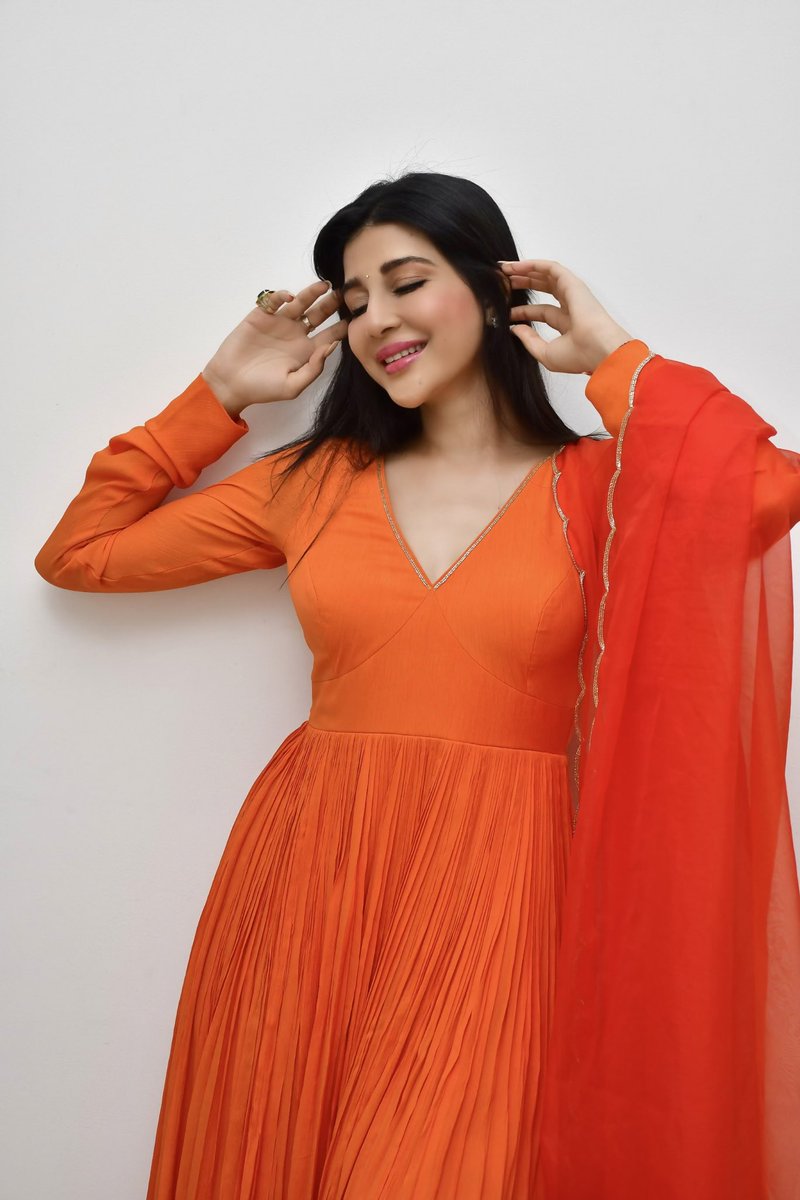 🧡
.
.
Outfit from : @harshitasinghviofficial ✨
Shot by : @ajaychaurasia20 📸
Edited by : @sanssssssssss_ ✨
.
.
.
#mishikkachaurasia #anariisbackk #ootdfashion #desifashion #desioutfit #ootdstyle #bollywood #bollywoodstyle