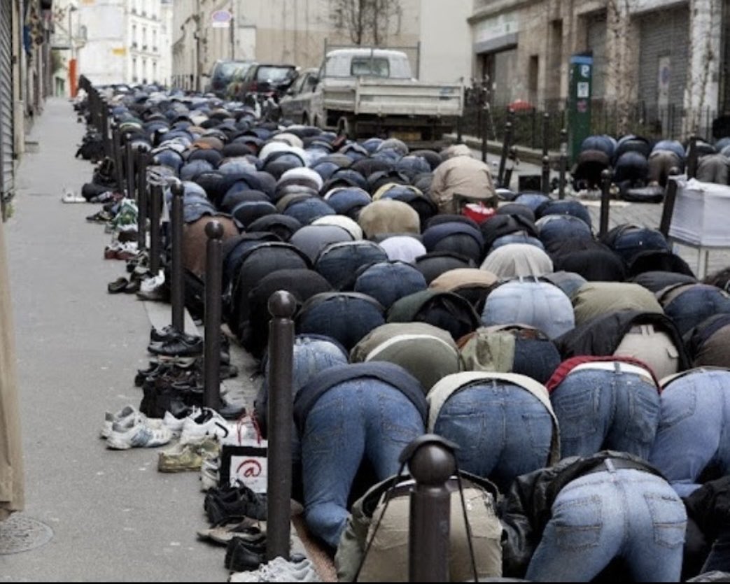 Votos a favor de prohibir que esta gente nos corte  las calles de por sus rezos? 

🤚🏻