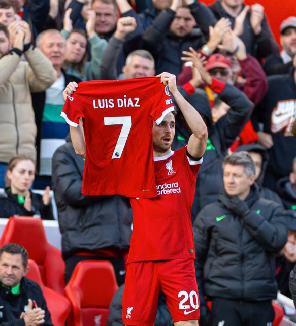 Qué momento en Anfield. Diogo Jota anota vs Nottingham Forest. Dedicatoria para Lucho Díaz, cuyo padre se encuentra secuestrado en Colombia. Todos contigo, Luchito.
