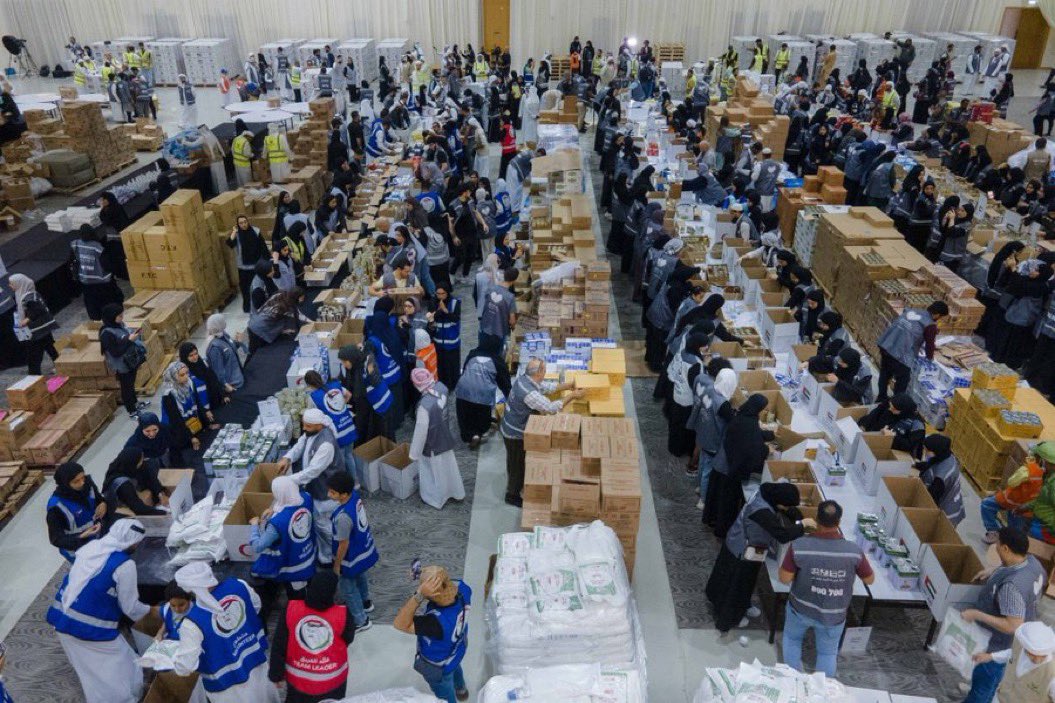 مواقف الامارات المشرّفة 

مواقف الامارات افضل بكثير ومتقدمه عن كثير من الدول الاخرى التي ترفع شعارات  دعم القضية الفلسطينية. 

خلال حرب غزة ماذا فعلت الامارات؟
الامارات تقوم بحراك دبلوماسي كبير من أجل وقف اطلاق النار في غزة حقناً للدماء وحفاظاً على ارواح الناس بحيث عملت الامارات