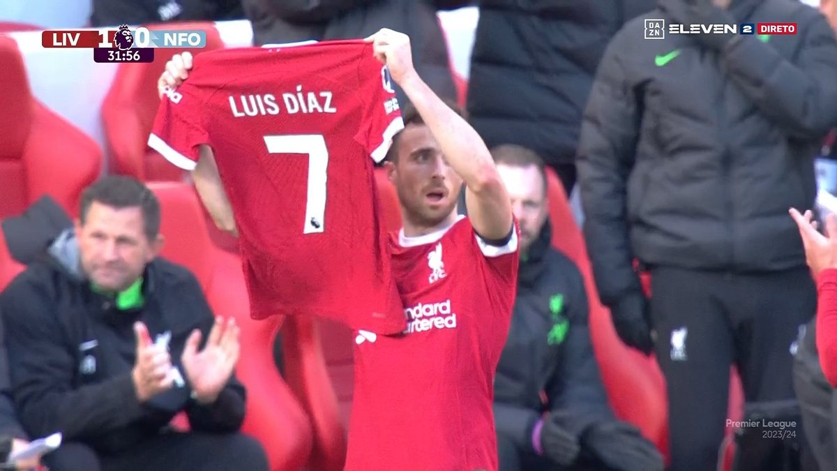 Diogo jota dedicating his goal to Luiz Diaz whose parents were kidnapped yesterday. We’re all with you LUCHO ❤️🫶🏾 #LFC #LIVNFO