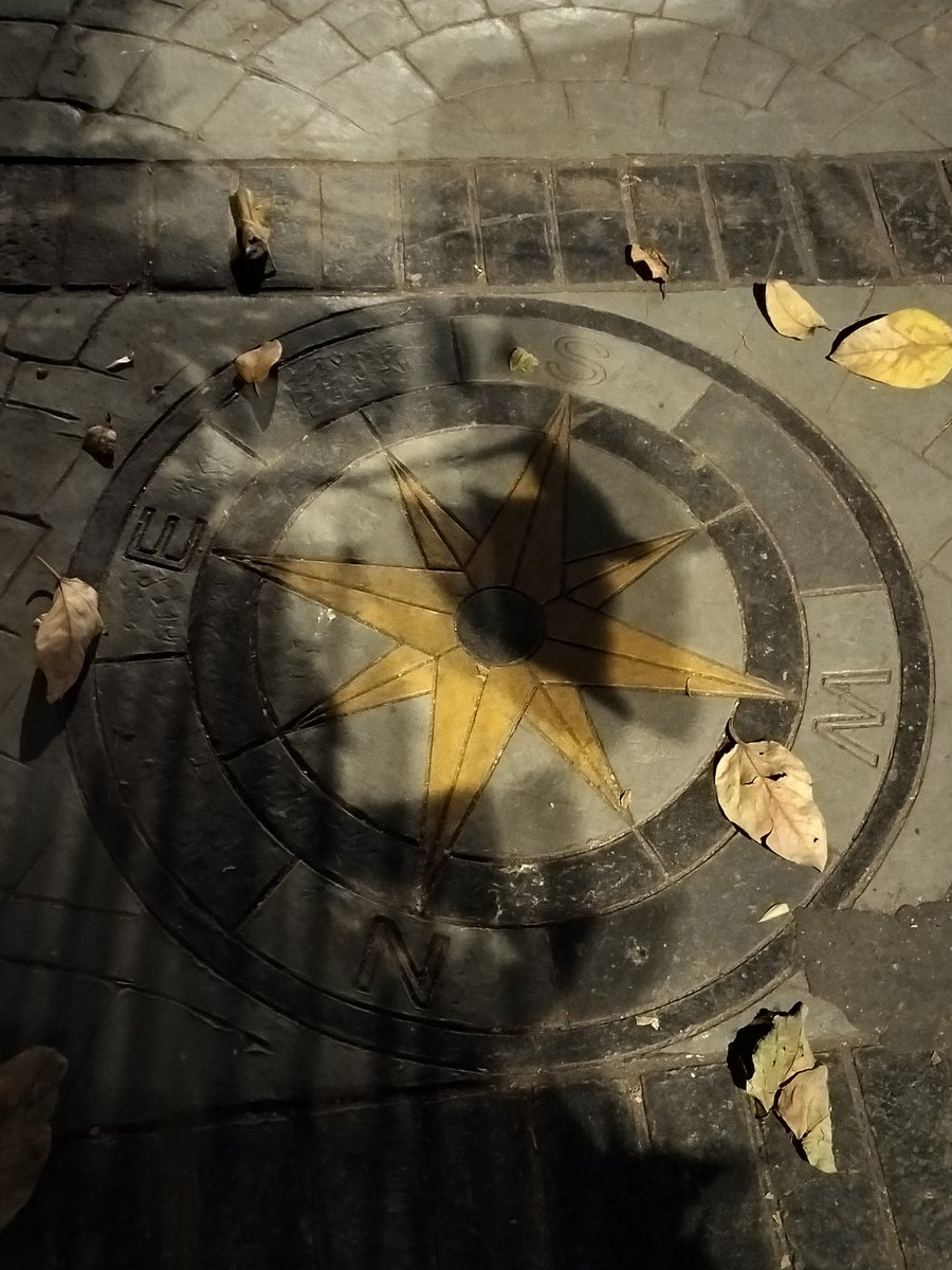 IshitvVats's tweet photo. Random compass on the sidewalk in Bombay and a sketchy online compass screenshot at that exact spot https://t.co/cPEuA9DLJo