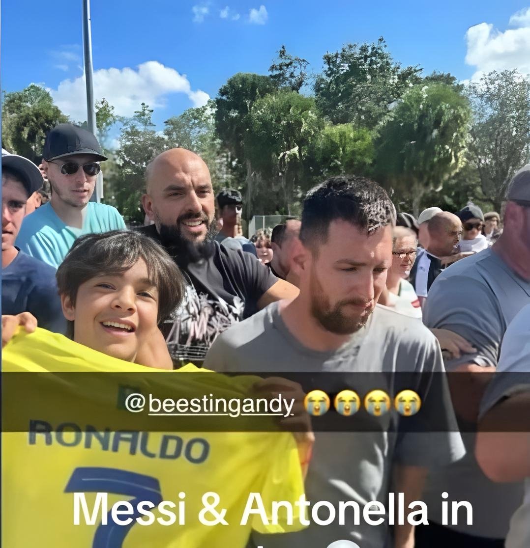 TeamCRonaldo's tweet photo. 📸🚨 A Cristiano Ronaldo fan today held a CR7 Al Nassr jersey in front of Messi. 😂 https://t.co/KWIqle773i