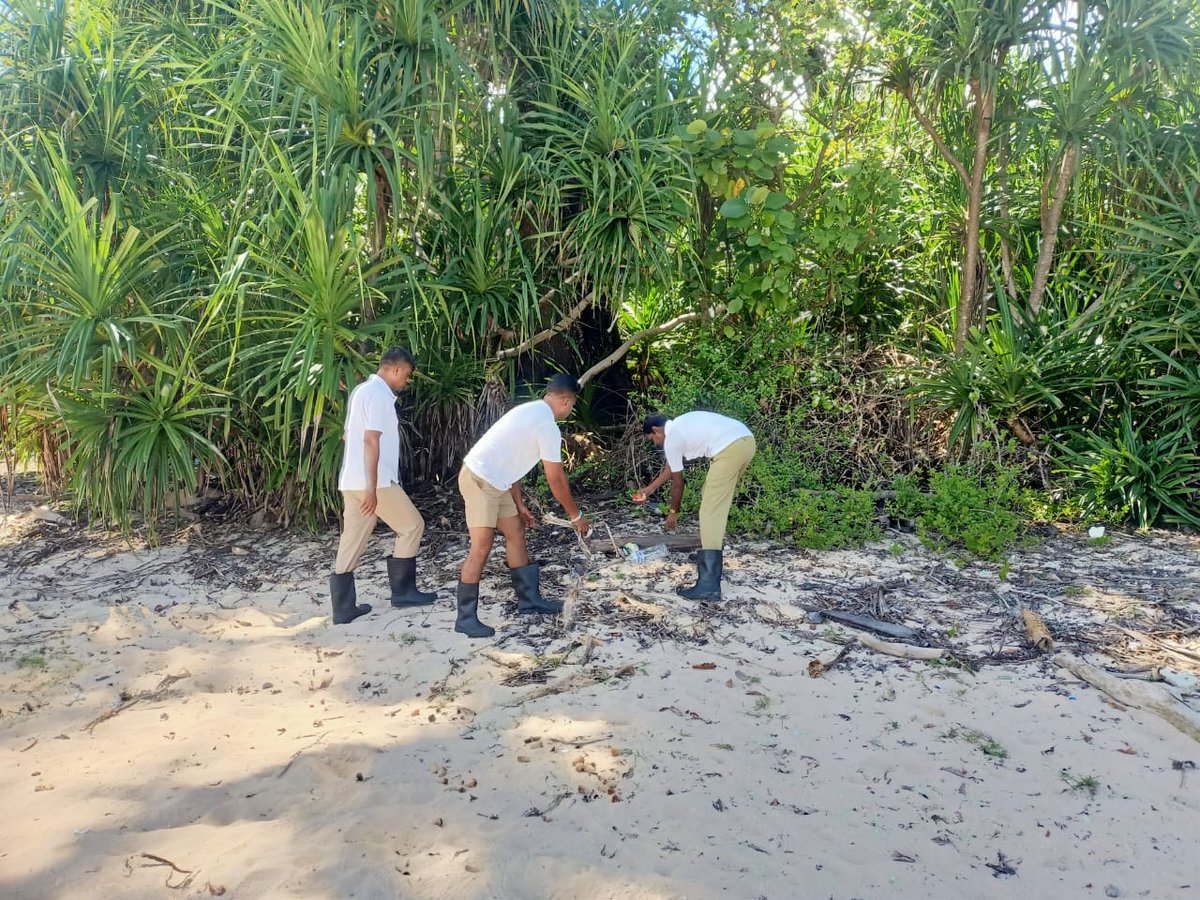 FireService_ANP's tweet photo. #Rashtriya Ekta Diwas2023

FireFighters of #FSHutBay,RK Pur,Rangat&amp;Baratang conducted Swachata Drive at Beach area,Market&amp;Public places on29.10.23

Solid litter,organic debris,Garbage,etc was cleared

Together we can make a positive impact on the environment

GoodWork Team Fire🔥 https://t.co/Tqyk2YeiVk