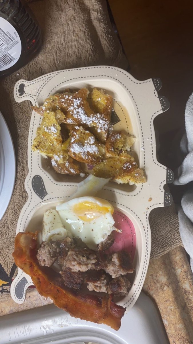 primrosebites's tweet photo. Toddler breakfast, French toast, powdered sugar, syrup over hard, egg, sausage, and bacon bacon❤️ that #breakfast #toddler https://t.co/AISJoG9kd7