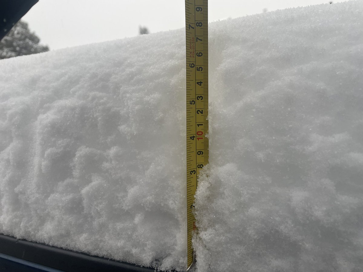 robin_schuh's tweet photo. First Snowfall at home ❄️ and still coming down. 😳 #COlife https://t.co/sFG0ntIOtj