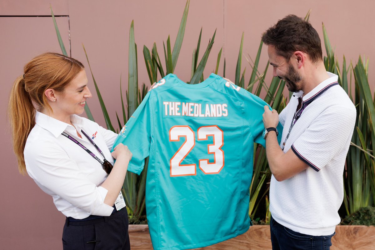 Presented the newlyweds with a special gift at the #MexicoGP! 💍

Congrats to <a href="/ChrisMedlandF1/">Chris Medland</a> and @JessMcF1! 💙