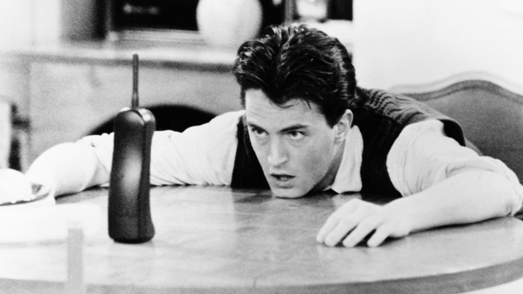 Bons personagens são assim: a gente se apega a ponto deles “entrarem pra nossa turma”. Uma prova: a reação dos fãs com a morte de Matthew Perry (Friends): muitos falam da perda de um "amigo".
Cinema e TV têm esse feitiço: nos criam laços com gente que nem existe.