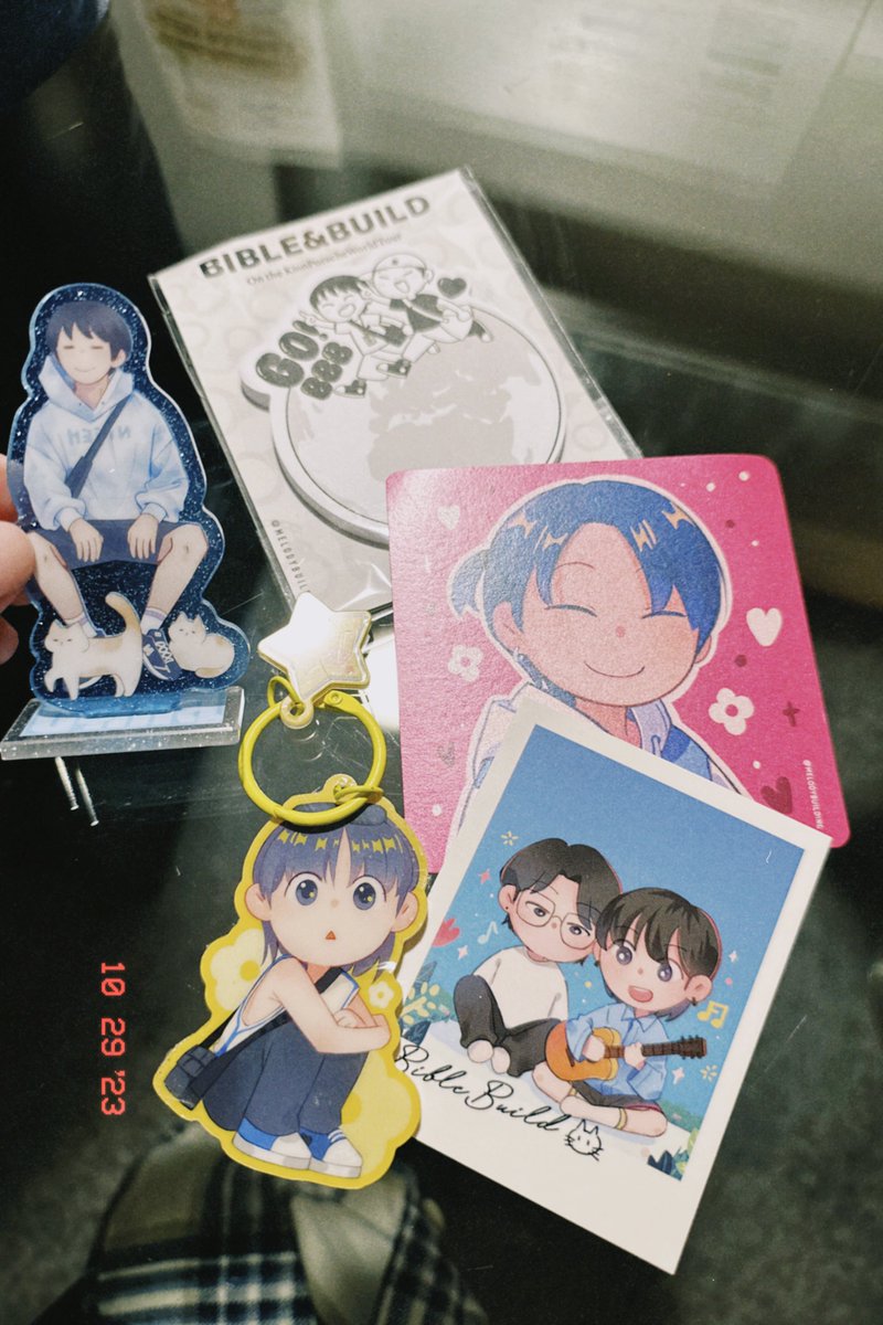 whippedbibs's tweet photo. thank you thank you thank you😭i thought i wouldn’t be able to get anything for how late i arrived but these, r more than what i can hope for😭thank you, they r beautiful. @melodybuilding https://t.co/RUsoDNiBzr