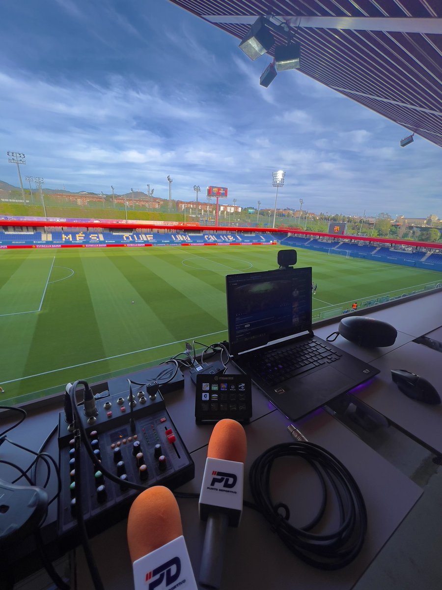 marcvidiella_'s tweet photo. En un rato voy a cumplir un sueño…
Voy a narrar el @FCBarcelonaB desde el Johan Cruyff con ese proyecto que empezó hace dos años @_PDeportivo 

Gracias a todos los que han hecho posible esta nueva etapa♥️🎙️

Nos vemos ahora!
https://t.co/rz0WEmesyj https://t.co/dYSlpZpJAd
