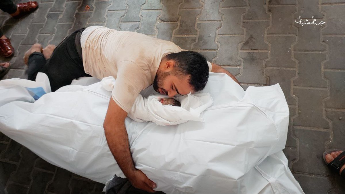 SMNawaz1's tweet photo. The Last Hug 💔
If Ummah are bleeding how can we slept comfortably 

#OneUmmahOneBody https://t.co/86vF4V11IR