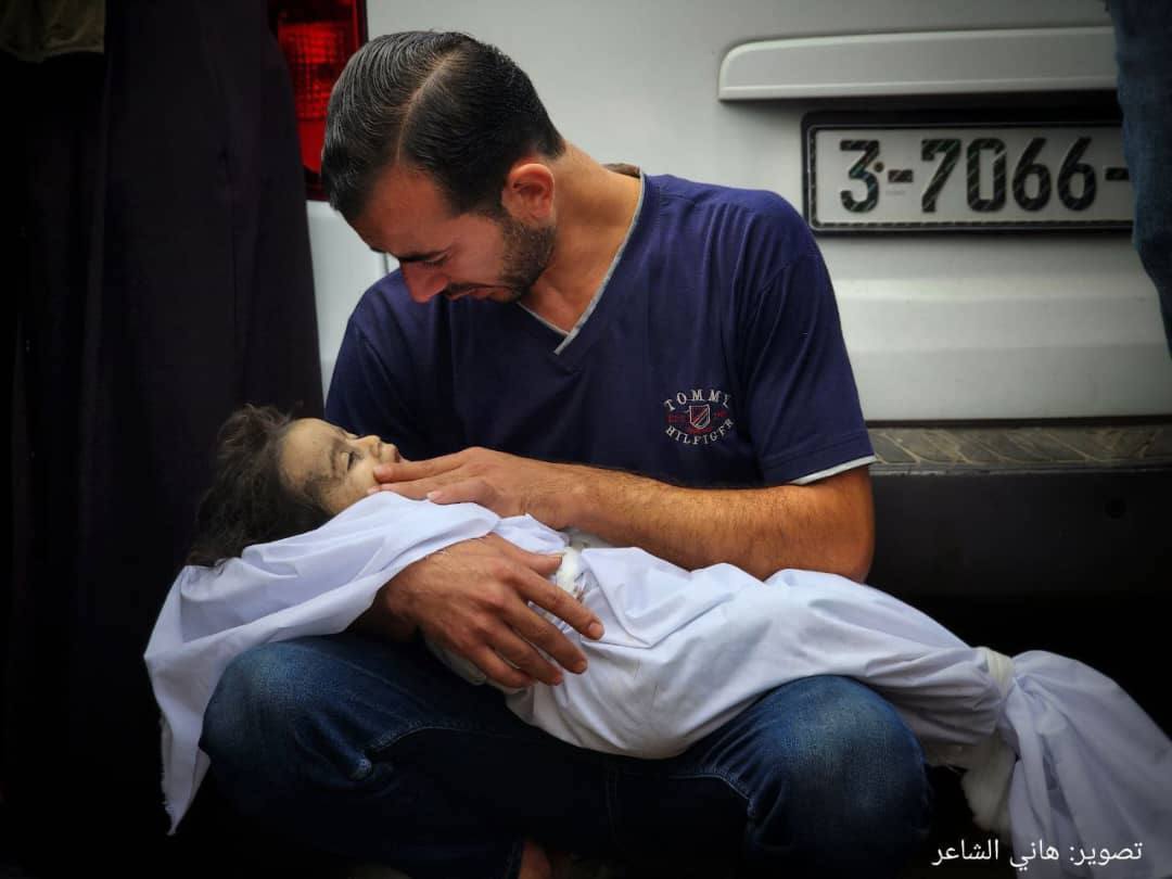 SMNawaz1's tweet photo. The Last Hug 💔
If Ummah are bleeding how can we slept comfortably 

#OneUmmahOneBody https://t.co/86vF4V11IR