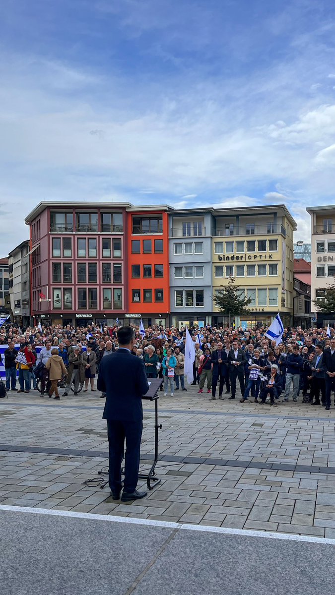 Die Hamas-Terroristen töten Juden nicht, weil es ihnen um Palästinenser geht. Sondern weil sie Antisemiten sind und Juden töten, weil sie Juden sind.
Wer antisemitischen Terror feiert, wer Israel die Existenz abspricht, ist in Deutschland im falschen Land.
#Stuttgart