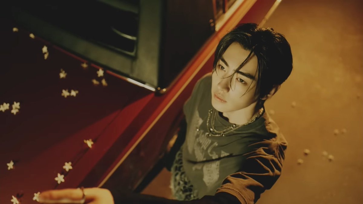 sunghoon looks so fine oh my god