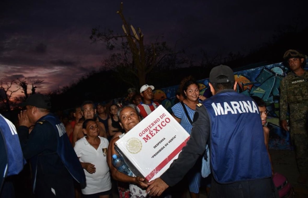 Hay un huracán, barre con todo Acapulco dejando a la población sin nada. El gobierno en chinga manda a hacer cajas 📦 rotuladas pa hacer propaganda con las despensas pa que la gente vea que la ayuda viene del gobierno y le agradezcan con votos 🗳️.