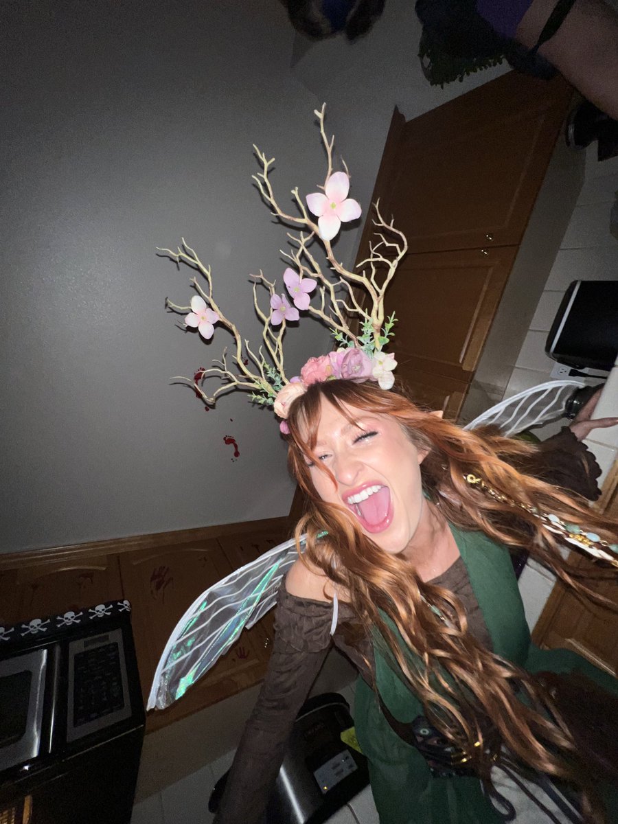 h_leeee's tweet photo. And she was a fairy 🩸👣✨✨ https://t.co/7Vr5T3HlBo