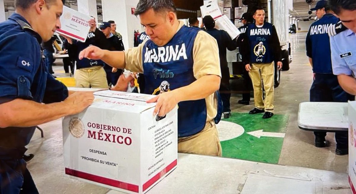 laloespana's tweet photo. Estas cajas deberían de portar  un letrero de: “Los mexicanos solidarios unidos cooperando para que otros se paren el cuello”. ¡Qué ruindad estamos viviendo! Tristeza y desilusión total. Y los que sigan creyendo que este tipo es Dios, conmigo ahórrense sus comentarios. ¡Pobre Guerrero! ¡Pobre México! ¡Cuánto ego en un señor que no tiene ni la más remota idea de cómo gobernar! Le preocupa más hablar de “sus adversarios” que atender dignamente una emergencia sin politizar para sus intereses. Gracias. P.D. No escribí ningún insulto, y como cualquier ciudadano, ejerzo mi derecho a tener criterio y opinar. “Libertad de expresión”, le llaman.