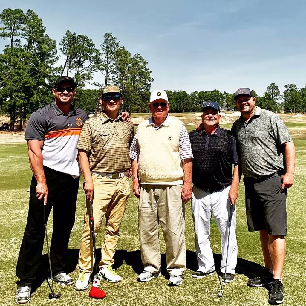 Meet the whole gangs. I guess am the youngest but not the smallest hahaha 🤣 happy Sunday folks