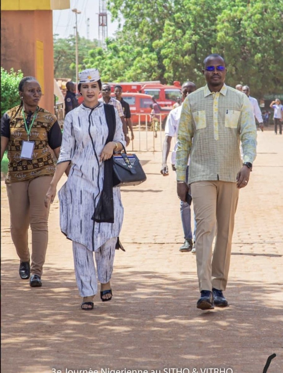 GuisheneMme's tweet photo. #Niger🇳🇪 #BurkinaFaso
#Ouagadougou #SITHO #VITHRO
Dans la journée du samedi 28 octobre 2023 j'ai assisté à la cérémonie de décoration des #Laureats #Corps_du_mérite_Nationale avant d'effectué une visite sur le site touristique de LAONGO.
#SITHO #VITHRO #Artisanat #Tourisme https://t.co/fzxJ7Lw25L