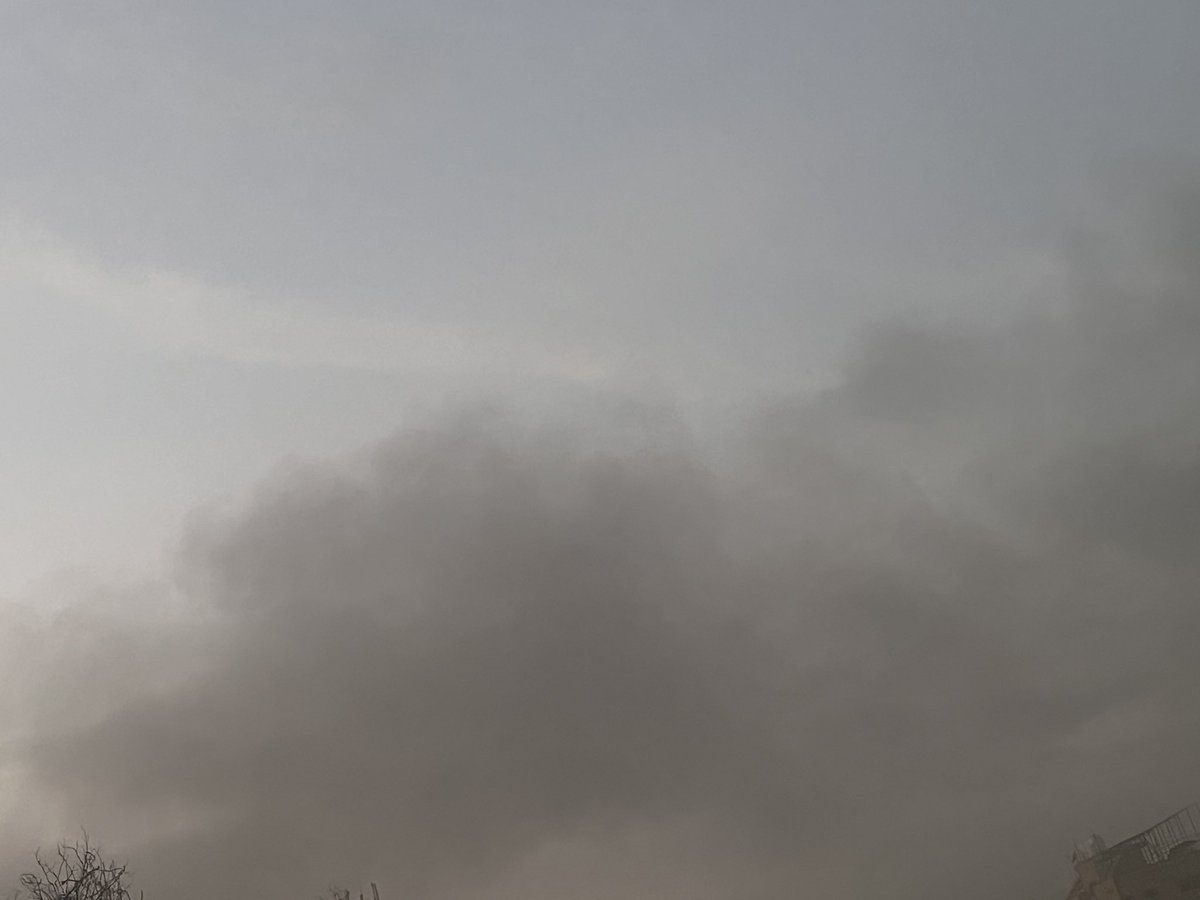 itranslate123's tweet image. We can’t breathe: These are not clouds. 

Israel is literally gassing Palestinians. These are heavy clouds of gunpowder and possibly white phosphorus. 

Unbearable. 
#icantbreathe