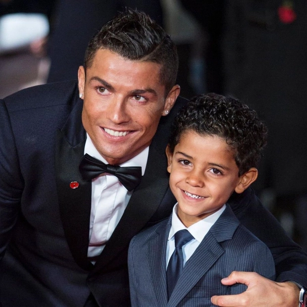 esperanzamcgui's tweet photo. Con trai cả liên tục đòi mua điện thoại, Ronaldo có cách xử trí dứt khoát khiến nhiều người ngưỡng mộ
#soccer #bongda https://t.co/avqYatNL00