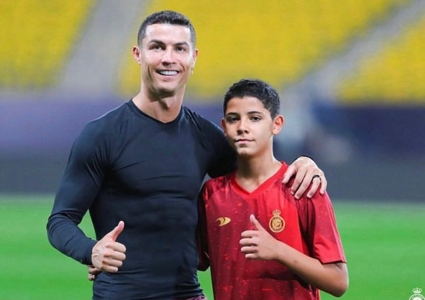 esperanzamcgui's tweet photo. Con trai cả liên tục đòi mua điện thoại, Ronaldo có cách xử trí dứt khoát khiến nhiều người ngưỡng mộ
#soccer #bongda https://t.co/avqYatNL00