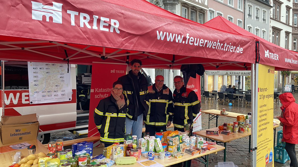 Regen, Wind? Egal. #Feuerwehr und Presseamt informieren beim heutigen Mantelsonnntag über Krisenvorsorge. Rege Nachfrage bisher, noch mehr als bei der Premiere im vergangenen Jahr.