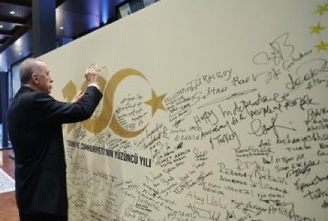 Cumhuriyetimizin 100. yılında Cumhurbaşkanımız Sayın <a href="/RTErdogan/">Recep Tayyip Erdoğan</a> liderliğinde devlet erkânı ile birlikte Anıtkabir’de düzenlenen törene iştirak ettik. Ardından Cumhurbaşkanlığı Külliyesindeki 29 Ekim Cumhuriyet Bayramı Tebriklerini Kabul ve Resepsiyon programına katıldık.