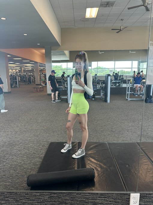 I "love" when people say don't get a bbl, just do squats like it's that easy 😩😅 ( a general statement