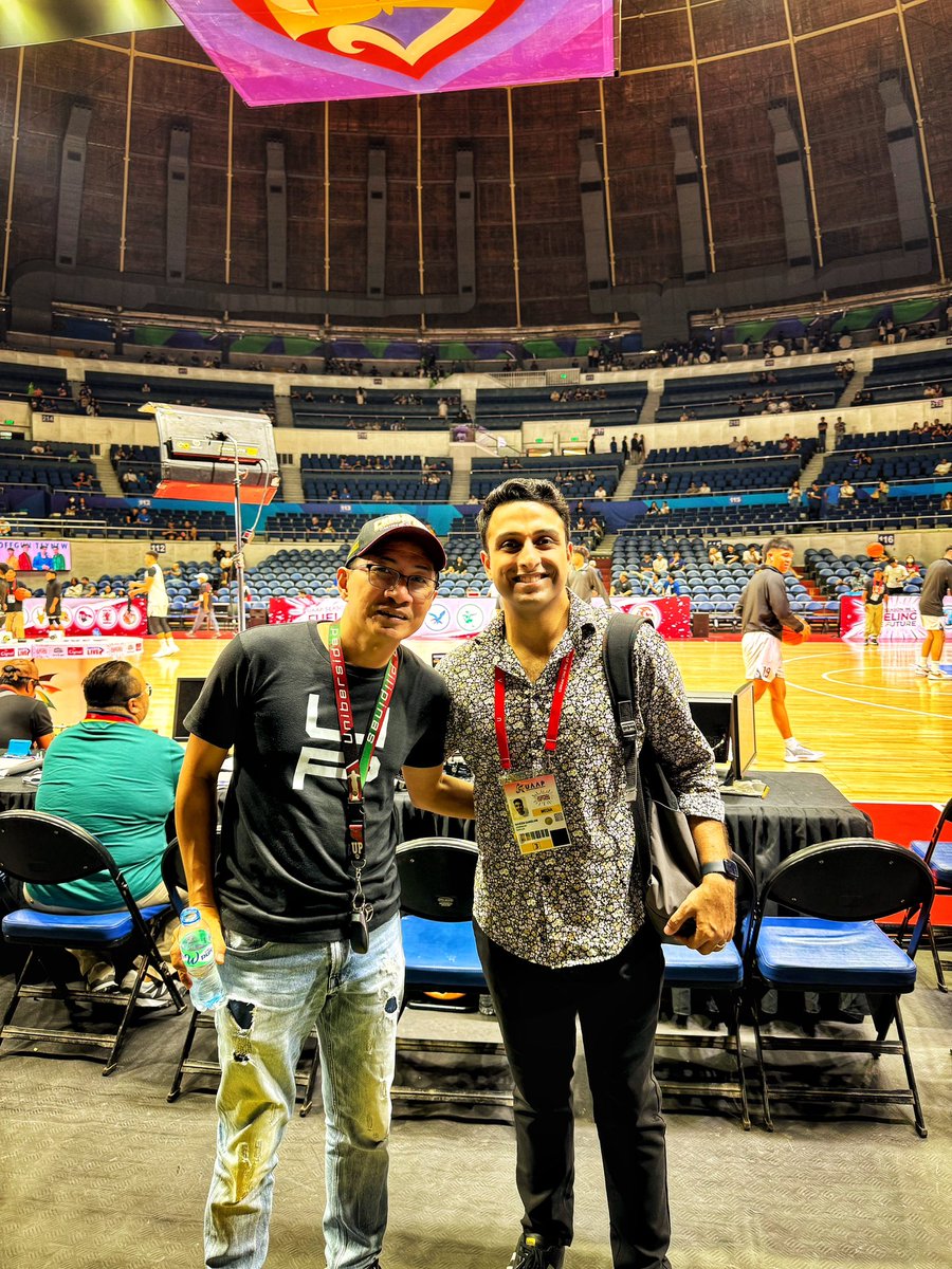 iamkidnidoc's tweet image. … with Naveen K. Ganglani - author of this must-read book for the die-hard Maroon fans ✊🏼🏀🇵🇭😎 #UPFight #NowheretoGoButUP