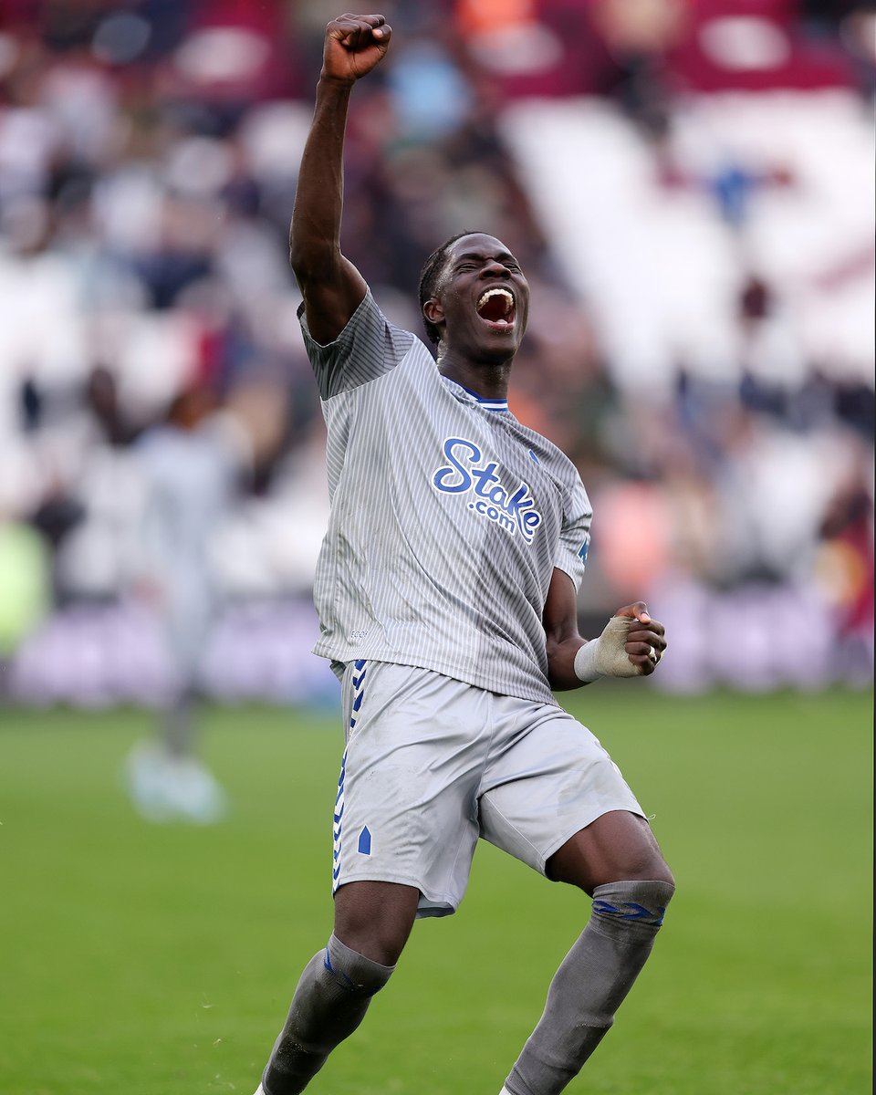 Everton's tweet photo. Up the Toffees! ✊ https://t.co/72Ufzz1itM