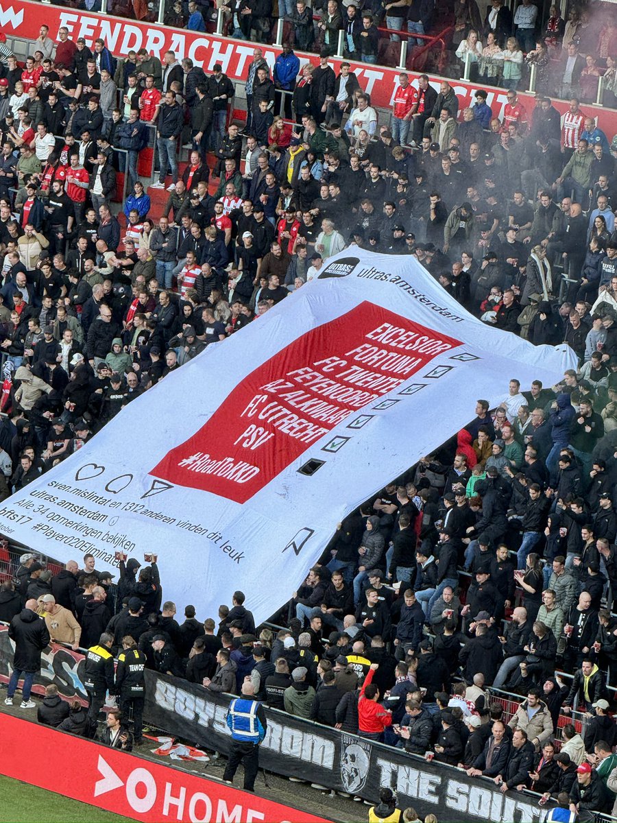 Mooi doekje! Zelfs Mislintat vindt het leuk 😂 #PSV #PSVaja